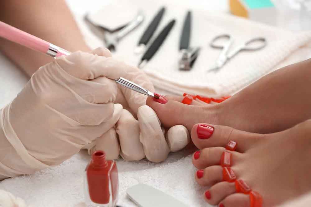 Pedicura semipermanente en Fene
